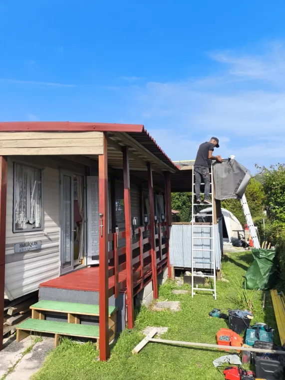 Changement de bâche sur une avancée d'un mobil home au Crotoy