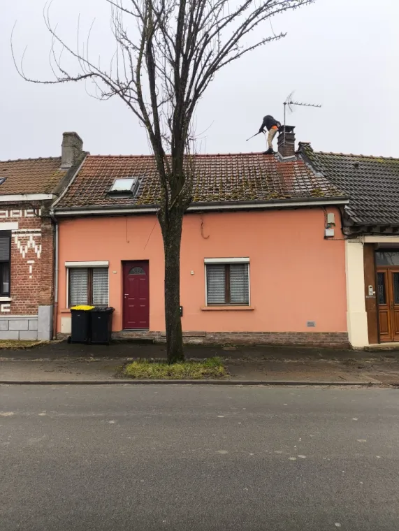 Avant toiture très encrassée par la mousse sujet à fuite à humidité à prise devant dans les tuiles et de forte infiltration